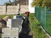 Stavba opěrné zdi u zahrady školy 2017